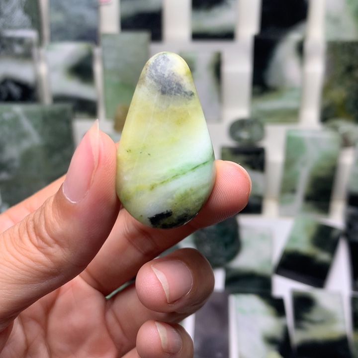 独山玉未镶嵌颈饰