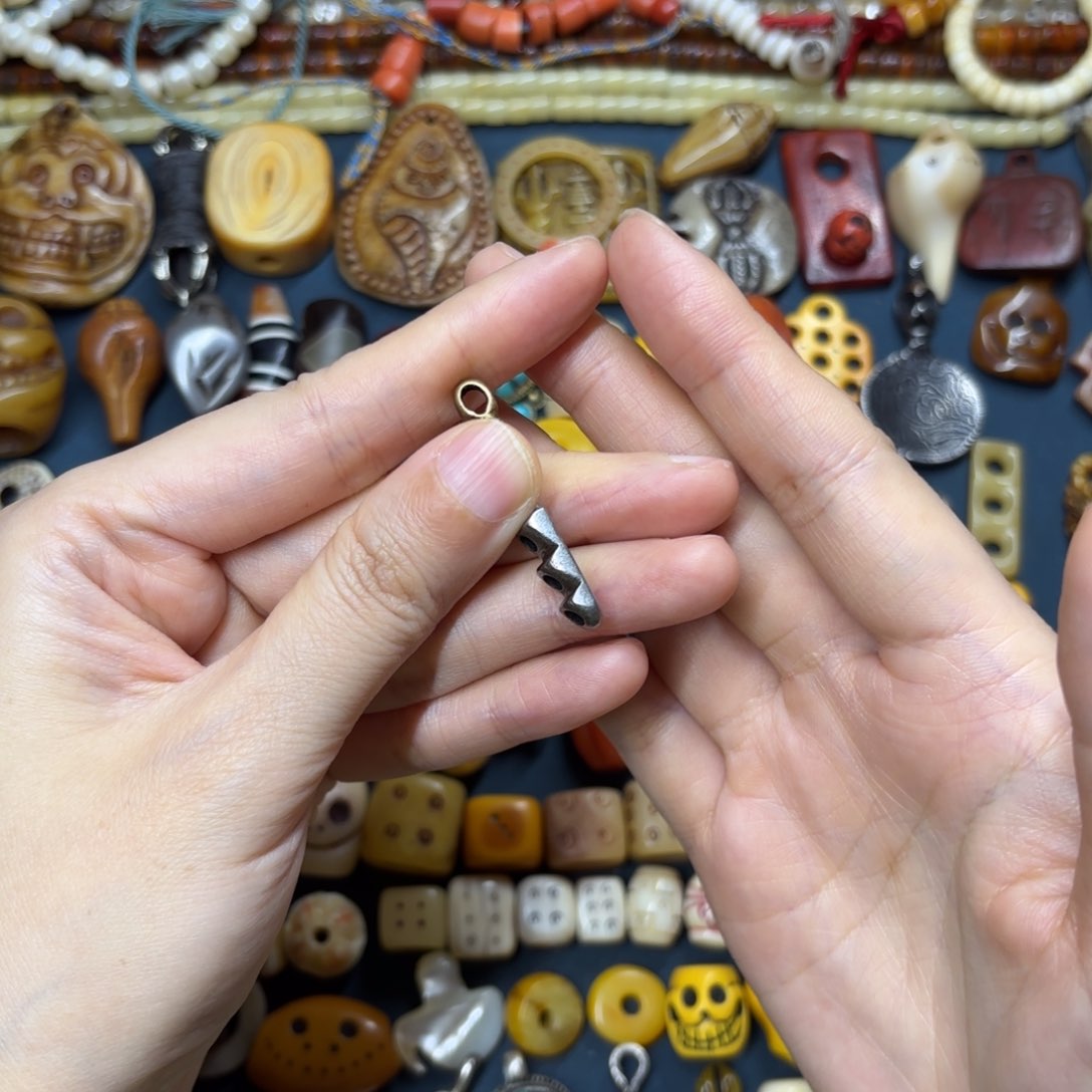 只买单纯的吊坠，没带链子，属的性质。树脂我*呢