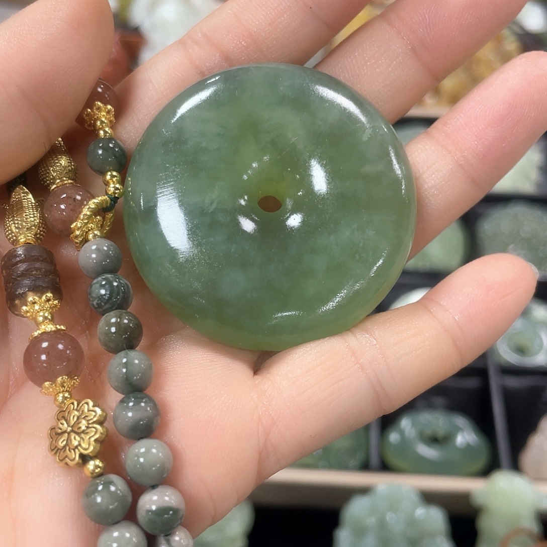 蛇纹石玉颈饰未镶嵌