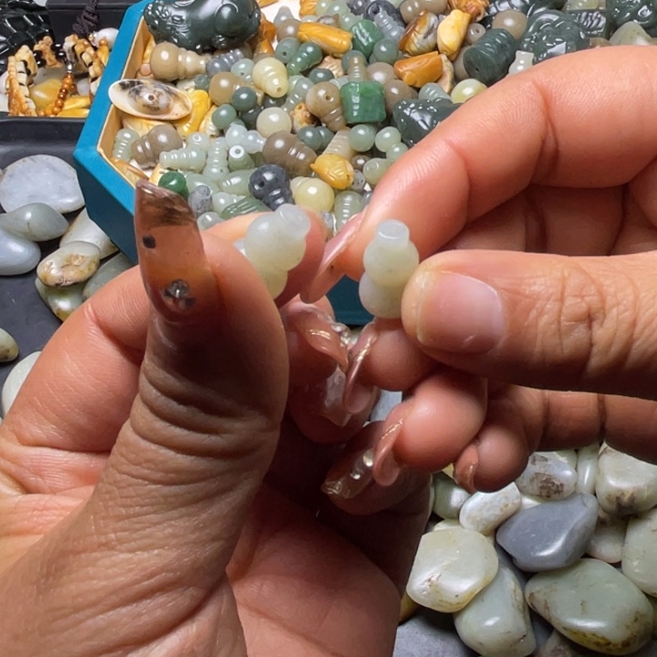 亚***南和田玉未镶嵌珠宝奇石