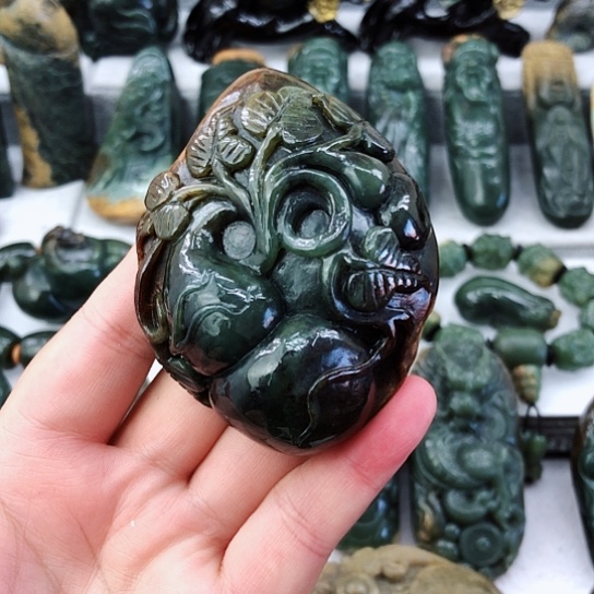 未镶嵌岫岩河磨玉（透闪石质玉）把件