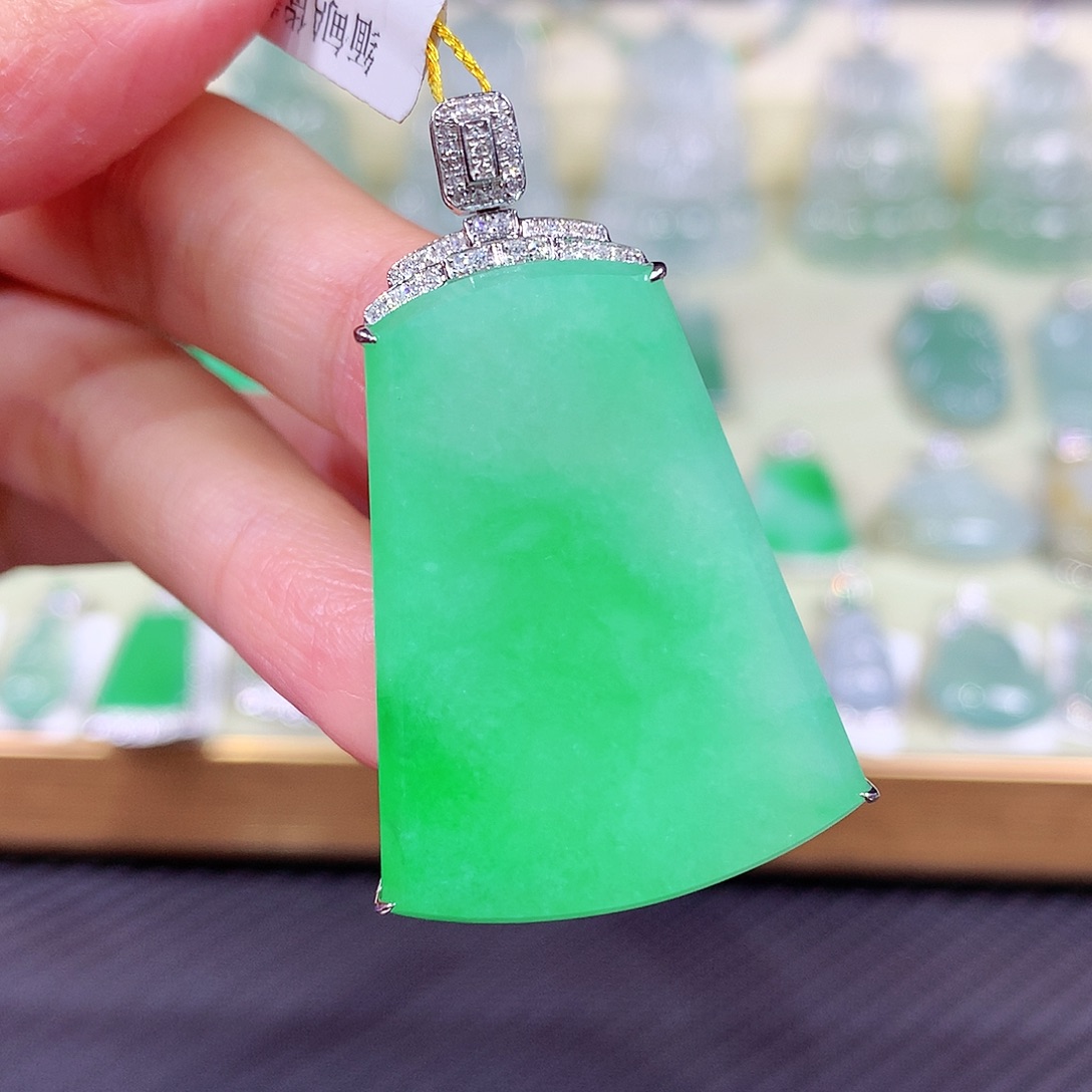 翡翠18K金镶嵌颈饰无事牌