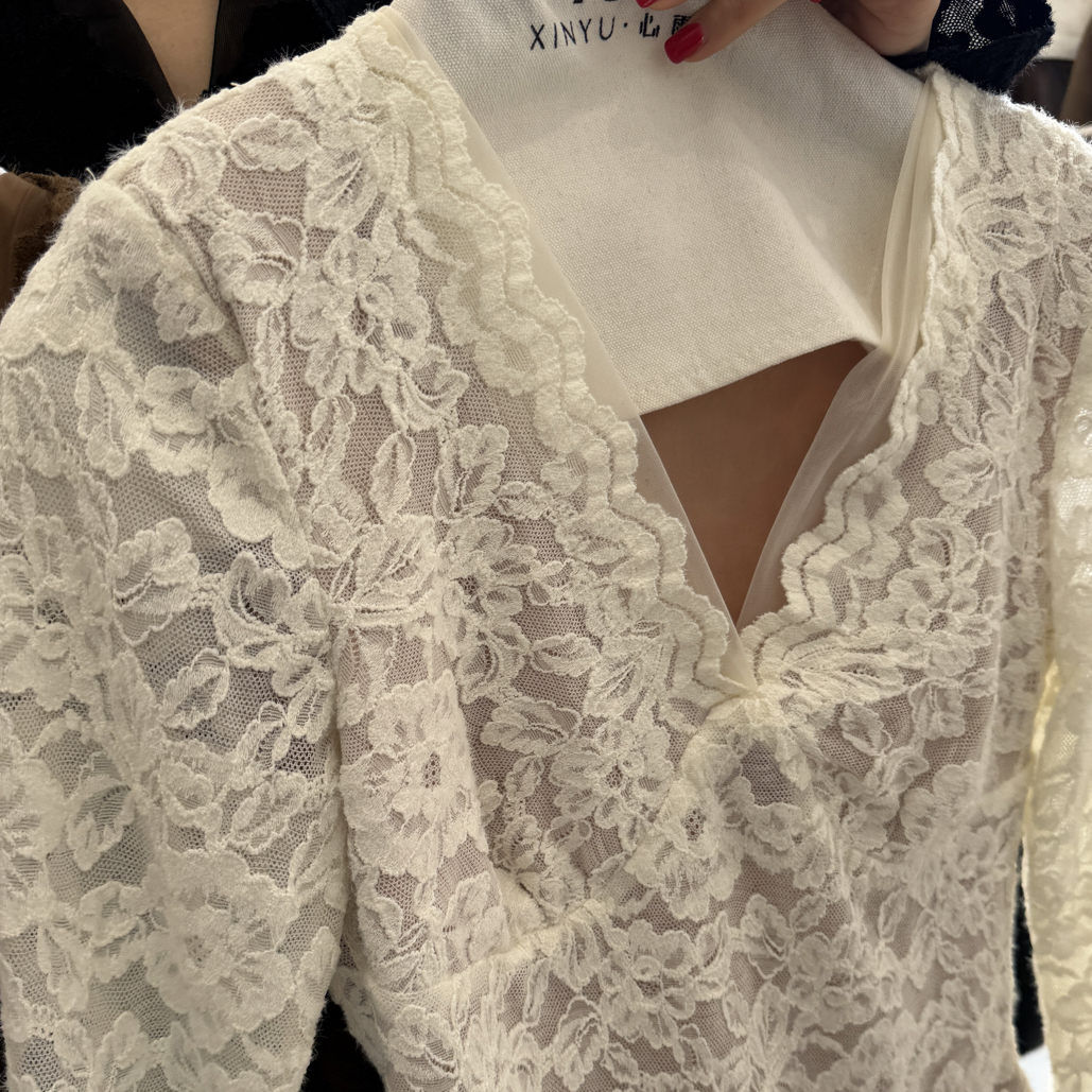 加绒加厚V领蕾丝拼接网纱修身显瘦女士秋冬长袖打底衫