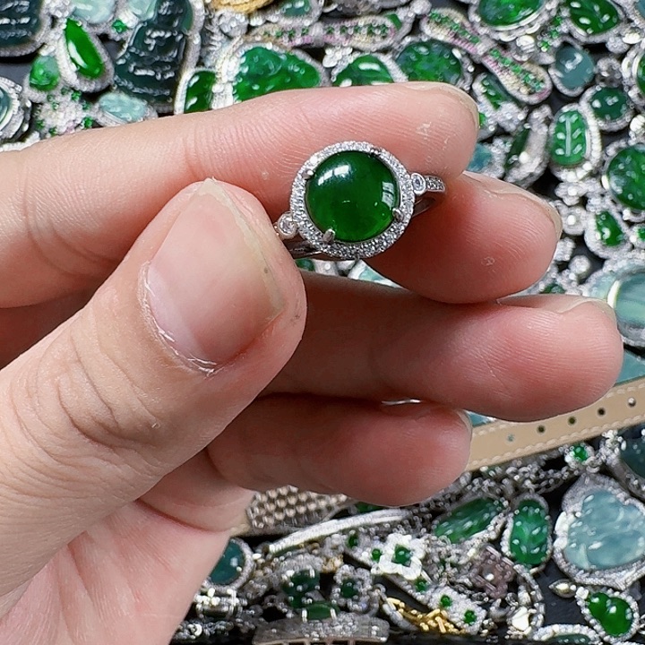 翡翠颈饰未镶嵌天然A货翡翠放漏