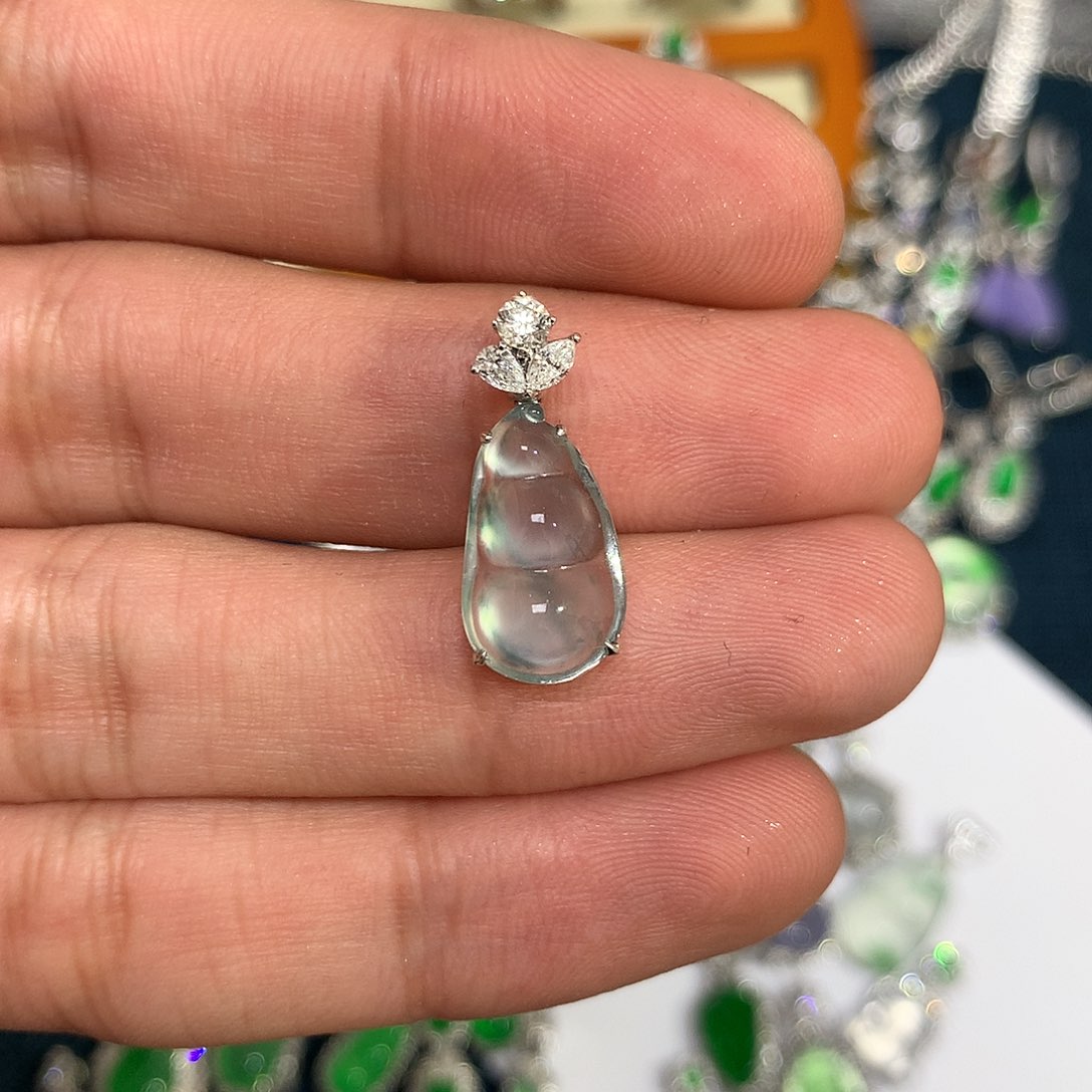 翡翠吊坠(不含链)18K金镶嵌飘花豆子