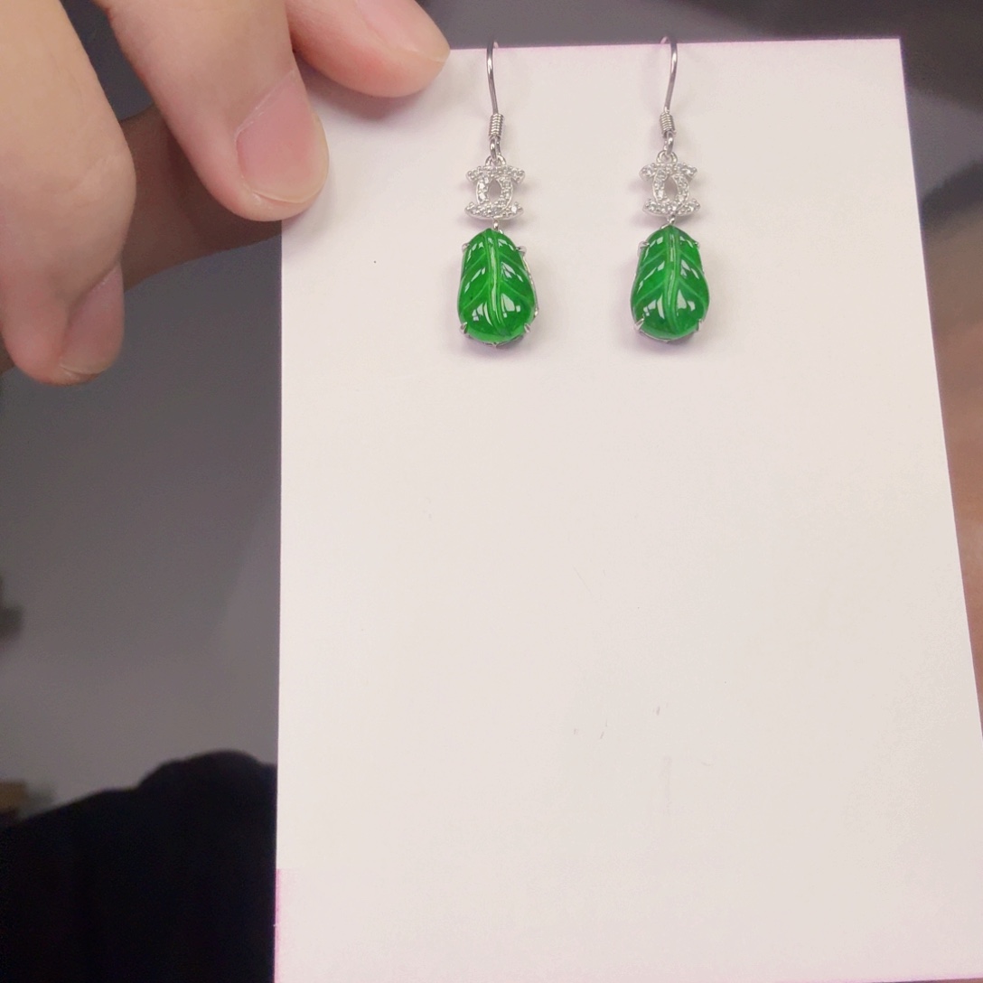 翡翠未镶嵌颈饰一对