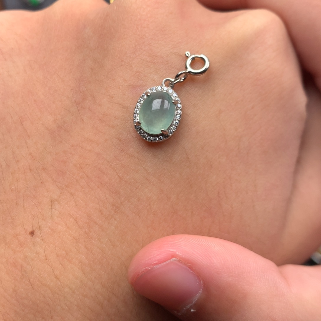 翡翠未镶嵌颈饰你是