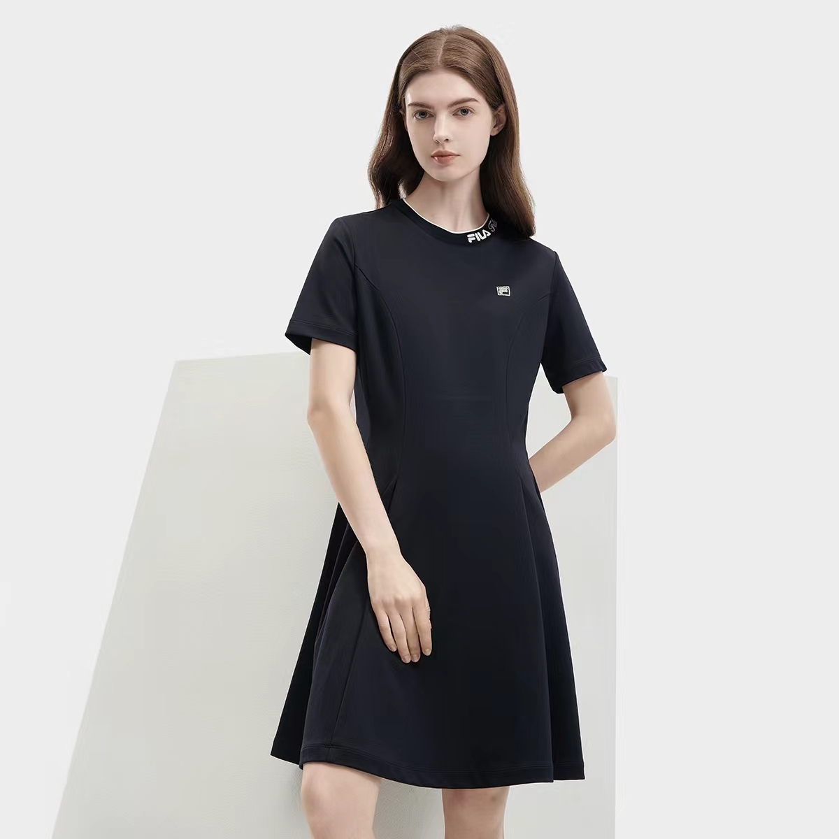 /斐乐【轻商务风针织连衣裙】女装透气显瘦穿搭裙子F11W421306F