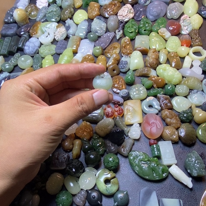 和田玉（青白玉）未镶嵌颈饰宝宝锁