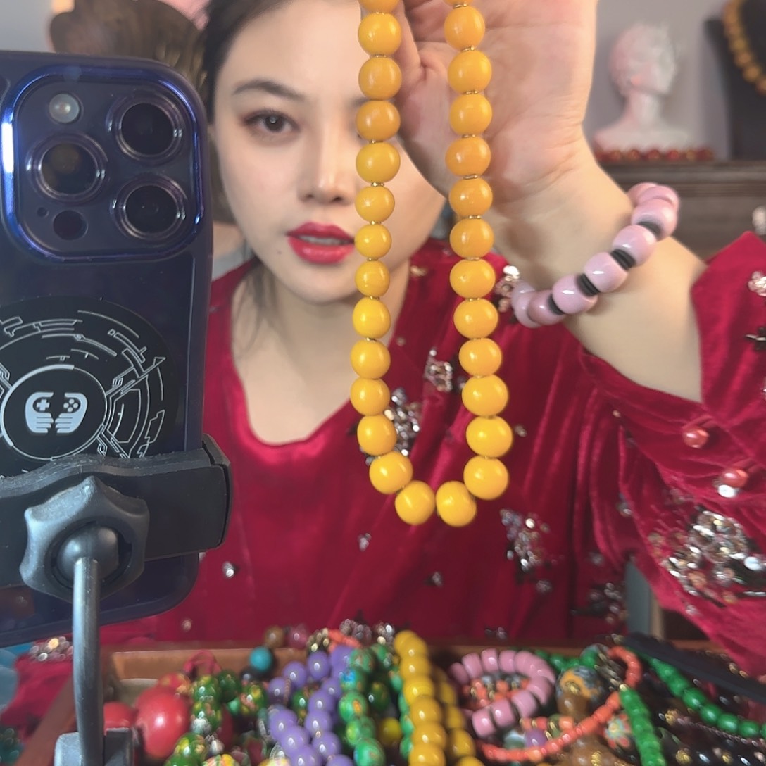 玻璃颈饰老琉璃的故事是一个人的故事吗我
