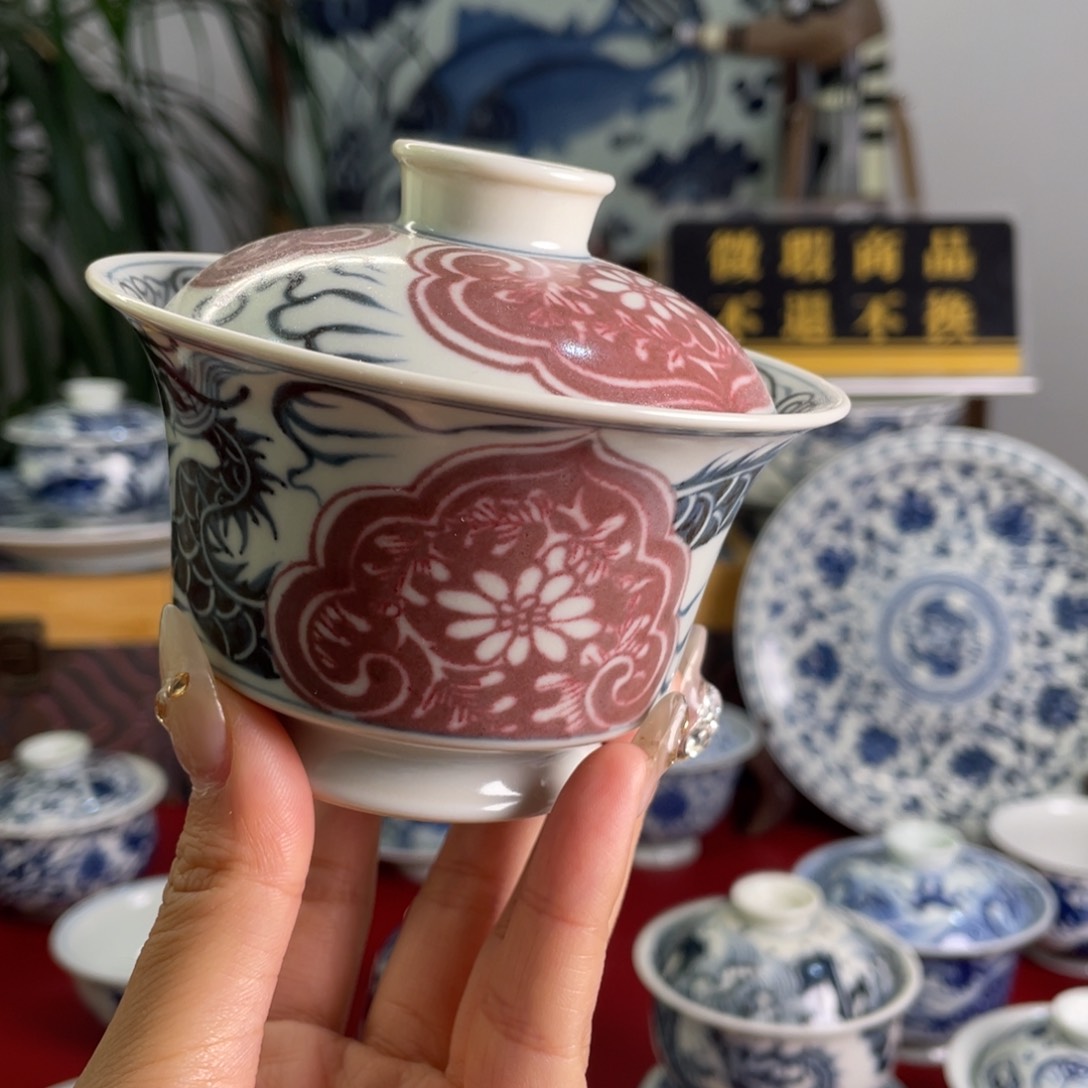 冷*微瑕青花釉里红窗花龙盖碗