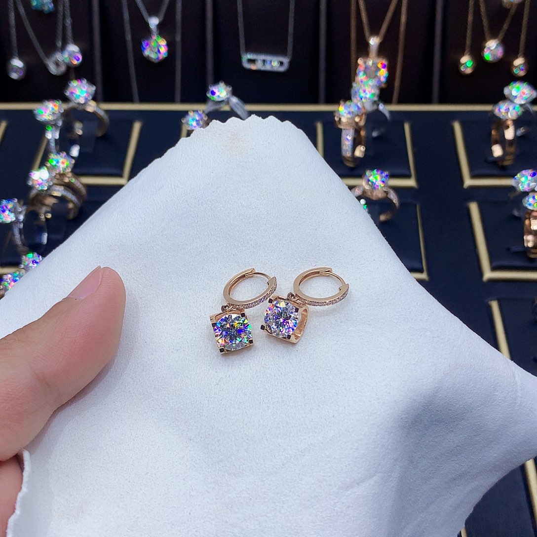 耳饰18K金镶嵌合成碳硅石（莫桑石）坚***～