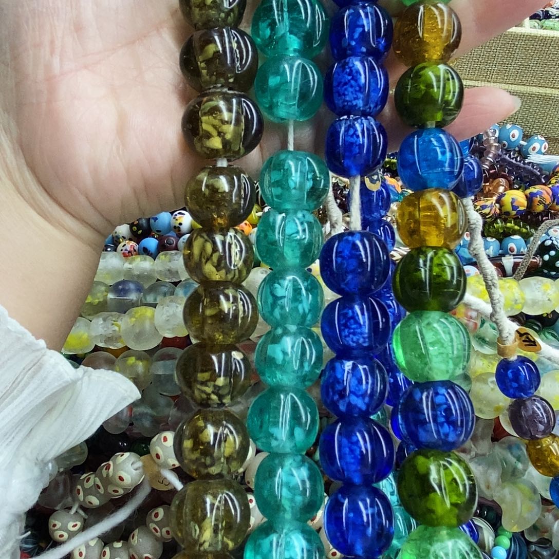 琉璃颈饰里面飘花的瓜珠，喊我选