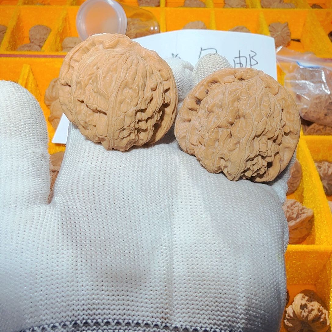 文玩核桃吊坠白狮子 磨盘