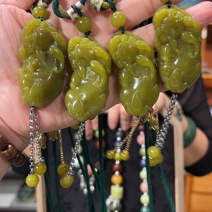 颈饰未镶嵌和田玉（糖玉）