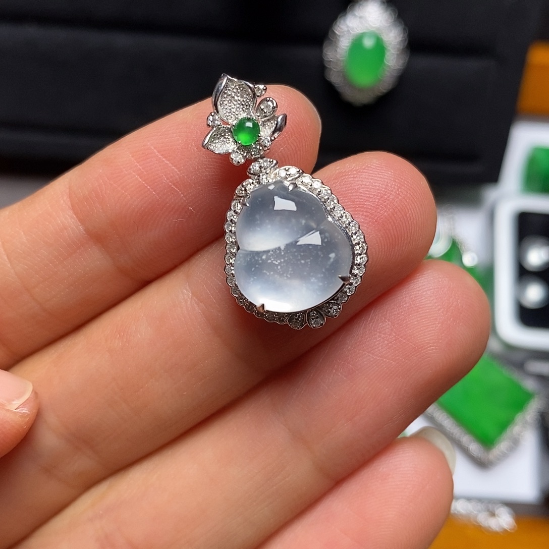 翡翠18K金镶嵌颈饰吊坠