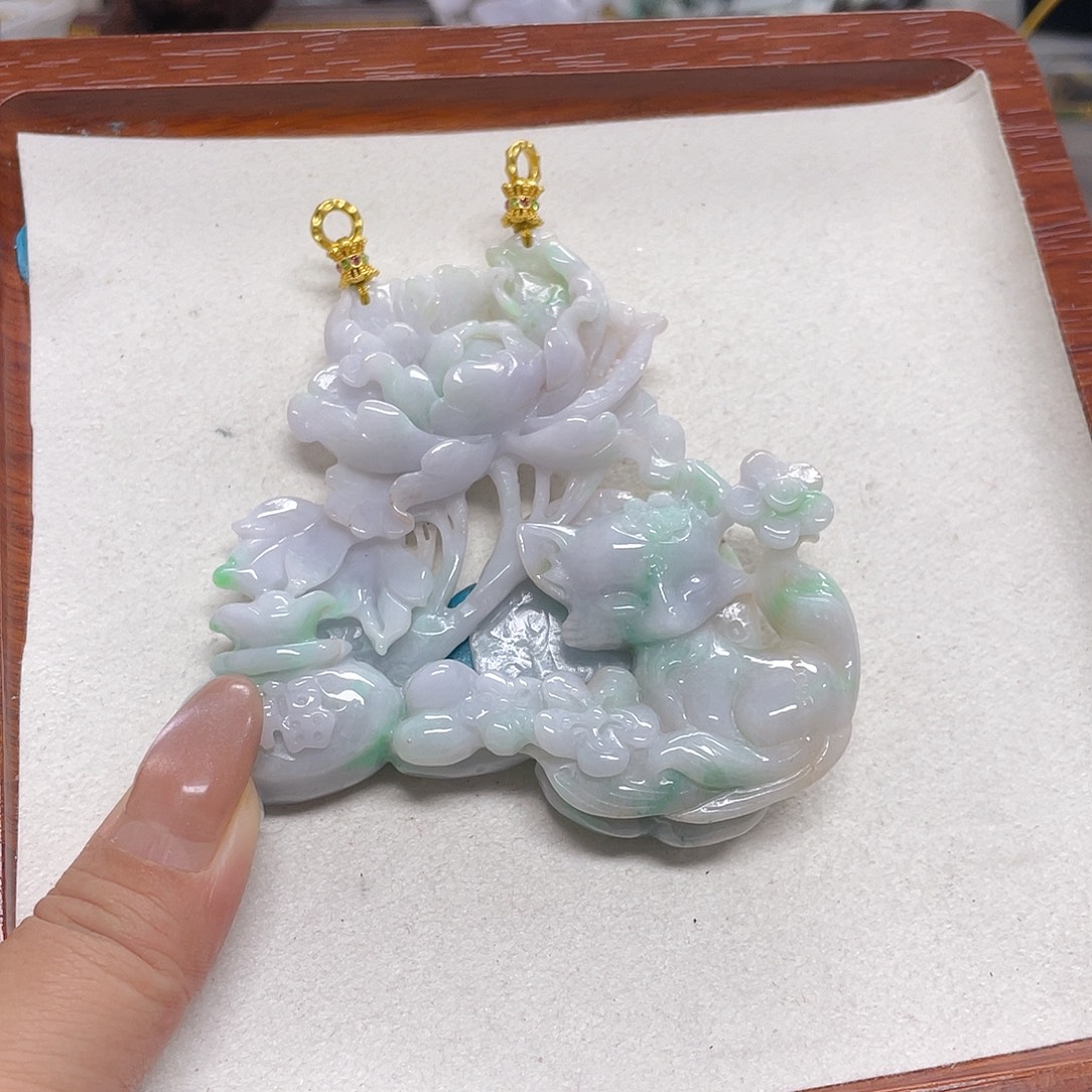 翡翠未镶嵌颈饰狐狐吊坠