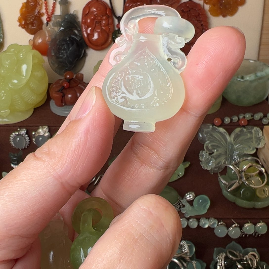 蛇纹石玉吊坠(赠链)未镶嵌周*丫