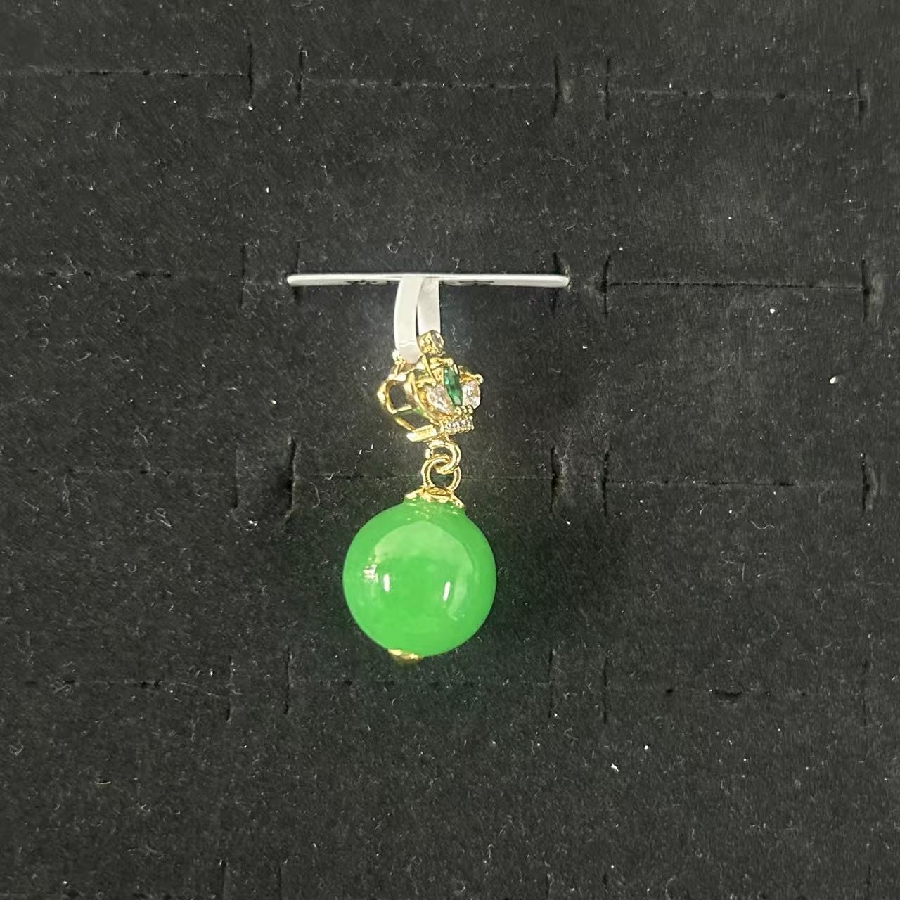 绿翠色圆珠玉石吊坠