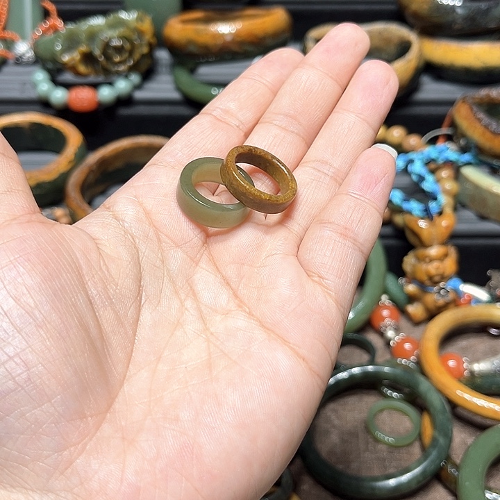 岫岩河磨玉（透闪石质玉）手镯未镶嵌自***的