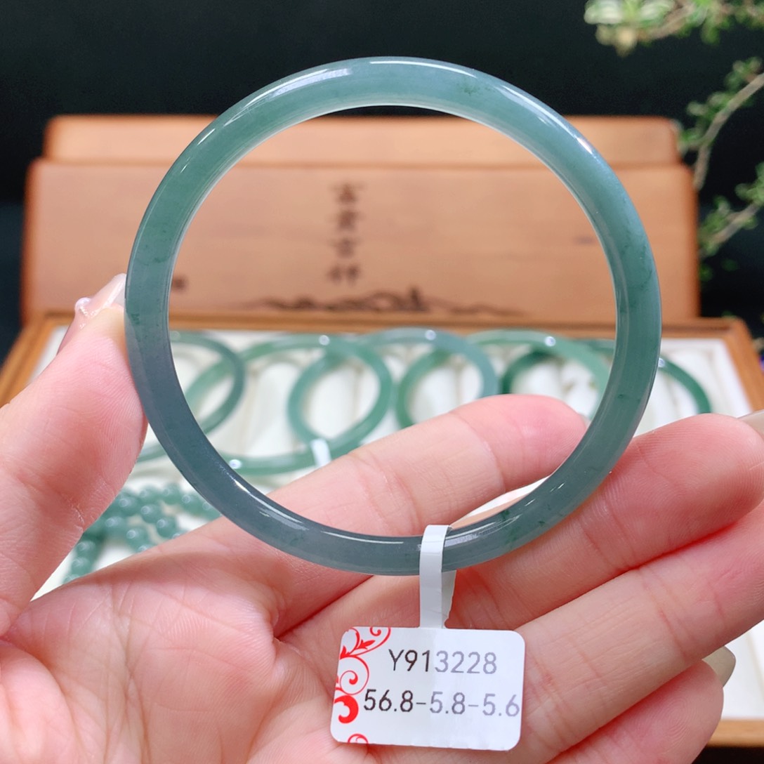 翡翠手镯（圆镯）未镶嵌