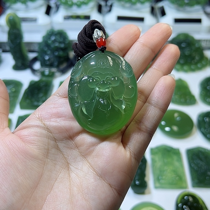 蛇纹石玉颈饰未镶嵌