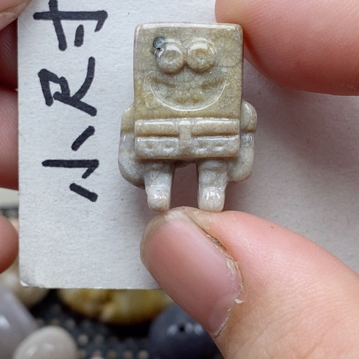 颈饰未镶嵌硅化珊瑚（珊瑚玉）