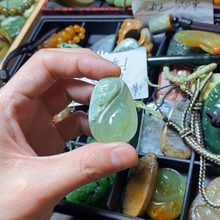 蛇纹石玉颈饰未镶嵌