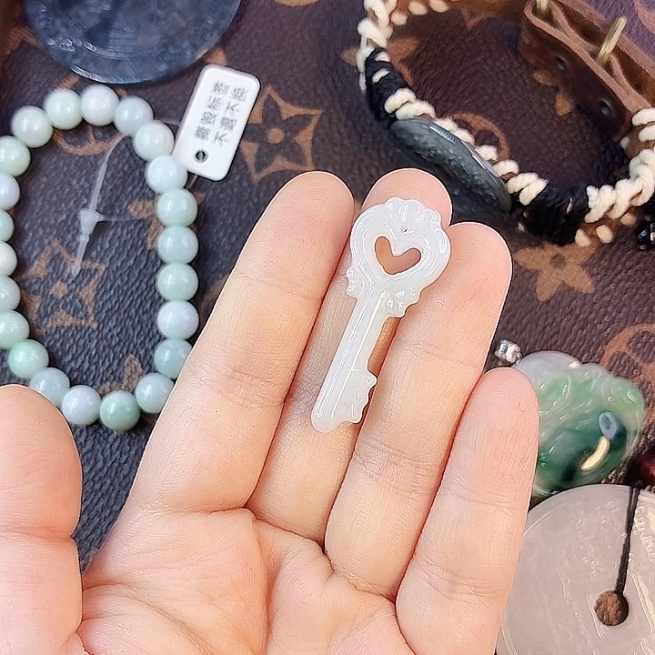 翡翠未镶嵌挂件5823