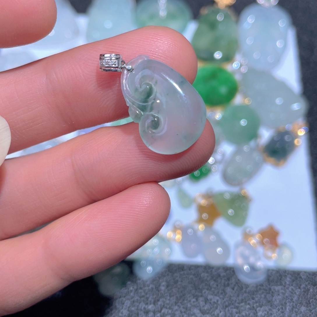 翡翠颈饰18K金镶嵌翡翠