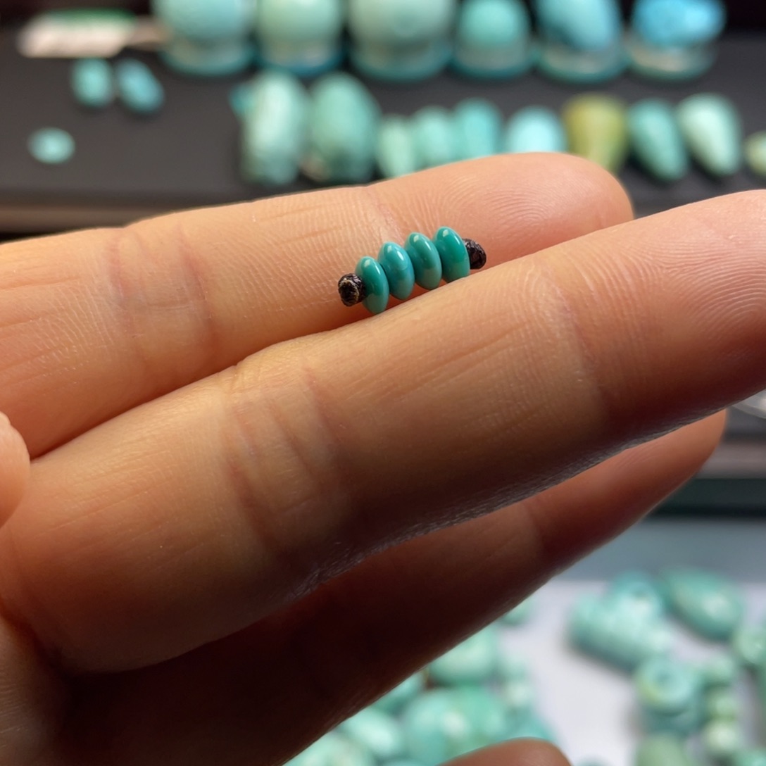 绿松石颈饰未镶嵌浪*