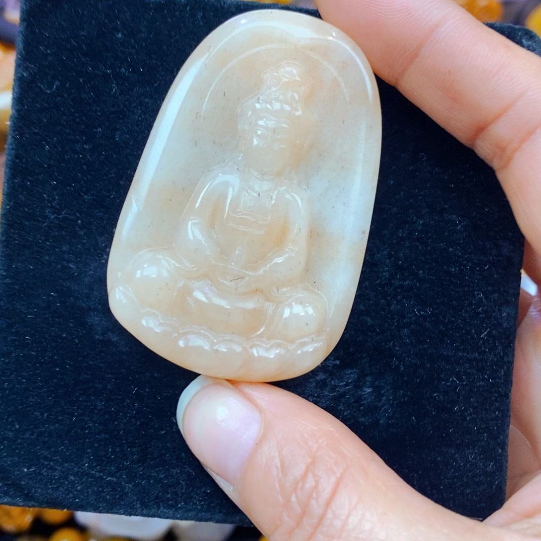 未镶嵌石英质玉（黄龙玉）颈饰