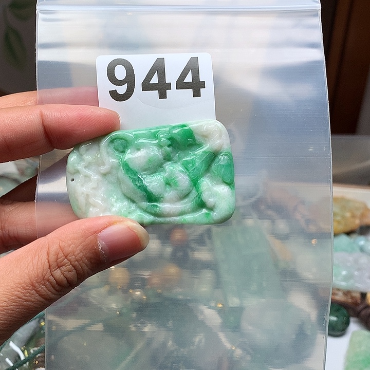 翡翠颈饰未镶嵌不**老翡翠