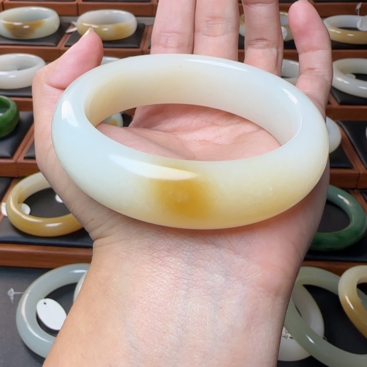 和田玉未镶嵌手镯金糖糖粉白60