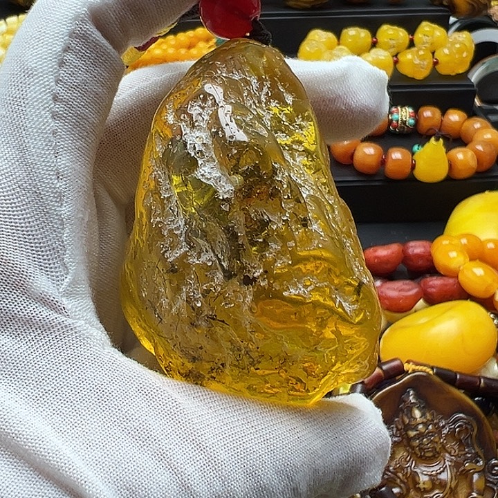 琥珀未镶嵌颈饰手把件