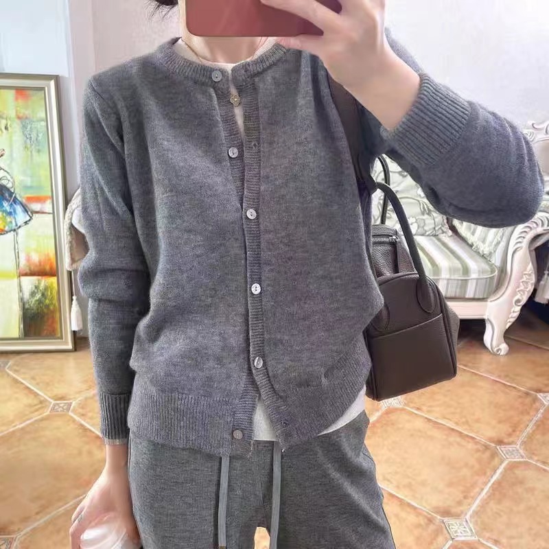 B春季新款慵懒风软糯圆领珍珠扣温柔短款纯色毛衣针织开衫小外套