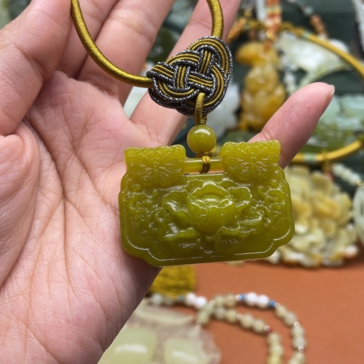 蛇纹石玉吊坠合金