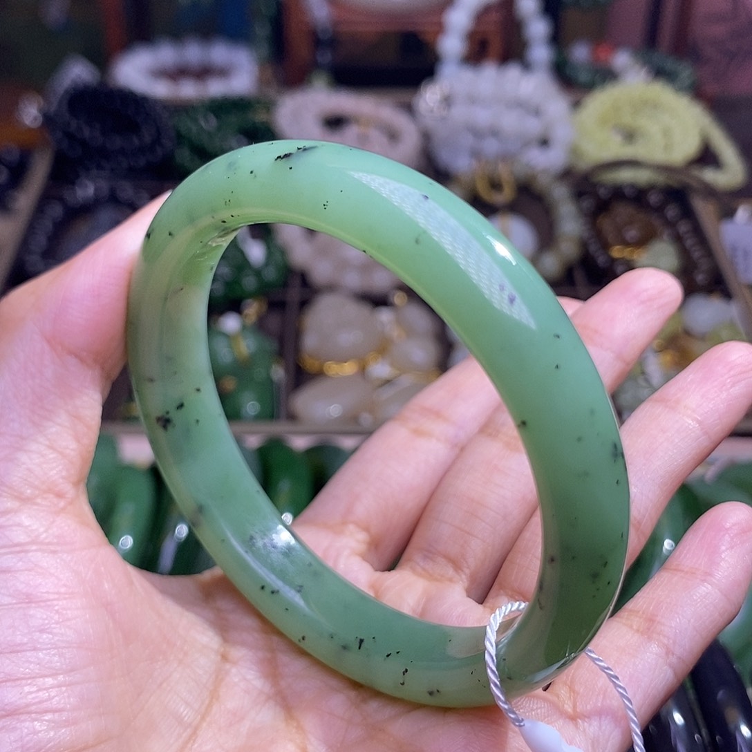 和田玉未镶嵌颈饰毕业级57老料碧玉猕猴桃手镯