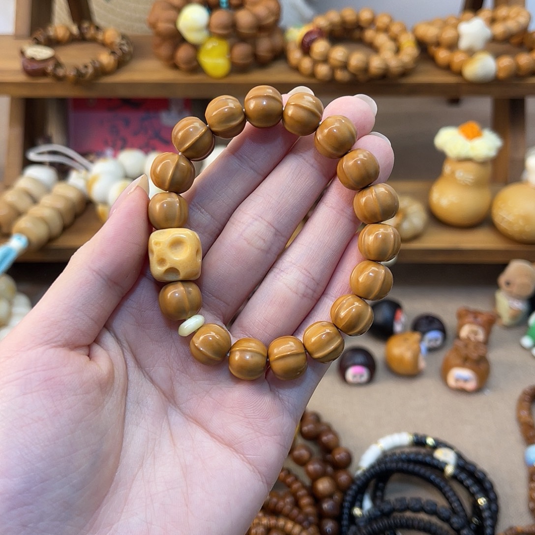 .***.猴头核桃吊坠鲨鱼背