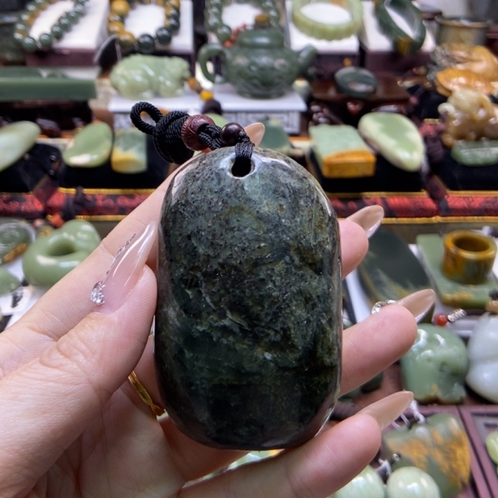 未镶嵌岫岩河磨玉（透闪石质玉）把件