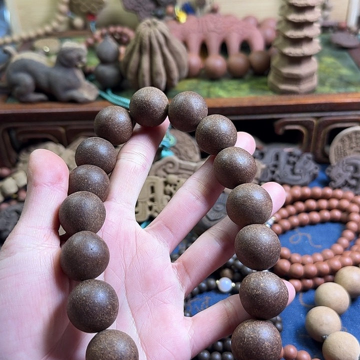 春月蝴蝶古方1.9珠微瑕手持