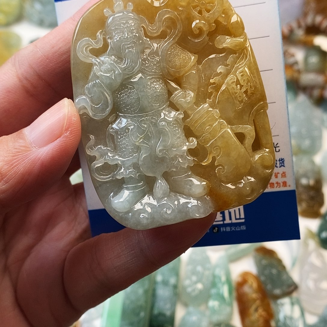 翡翠未镶嵌颈饰关公