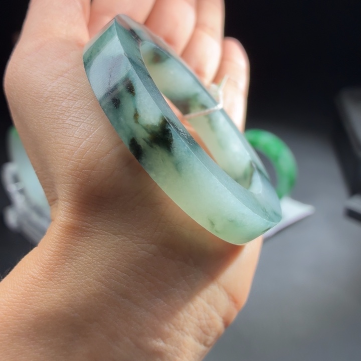 定制翡翠未镶嵌翡翠手镯