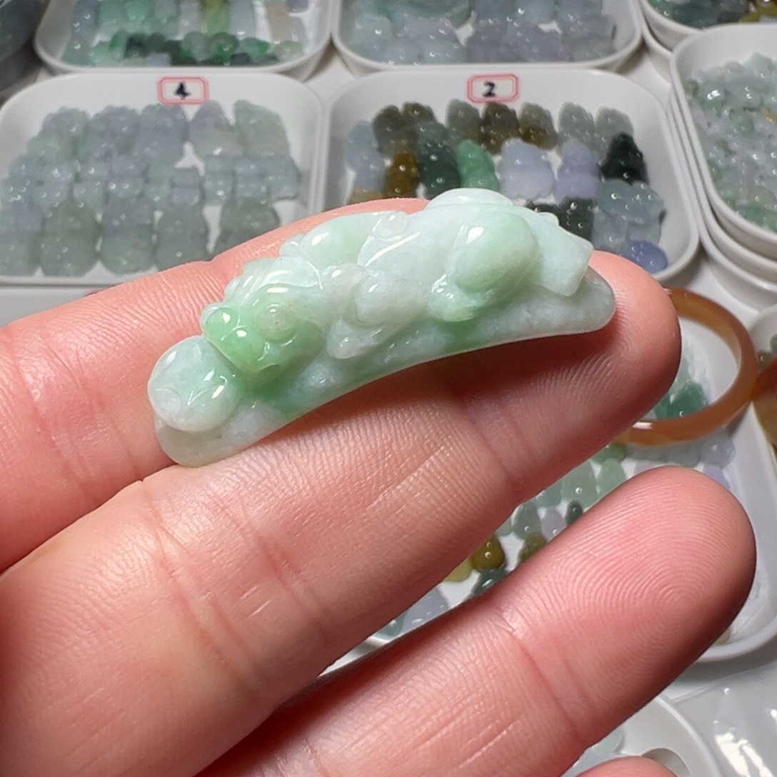 翡翠颈饰未镶嵌好*喵两头孔貔貅手牌一个130块处理价