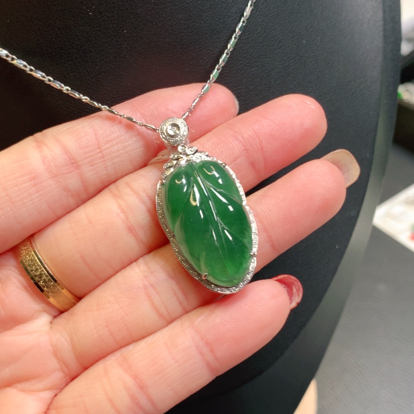 【闪购商品】翡翠吊坠(赠链)18K金镶嵌