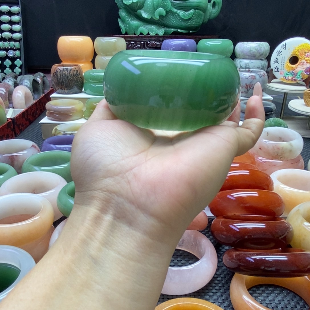 兰***奶石英质玉未镶嵌手镯