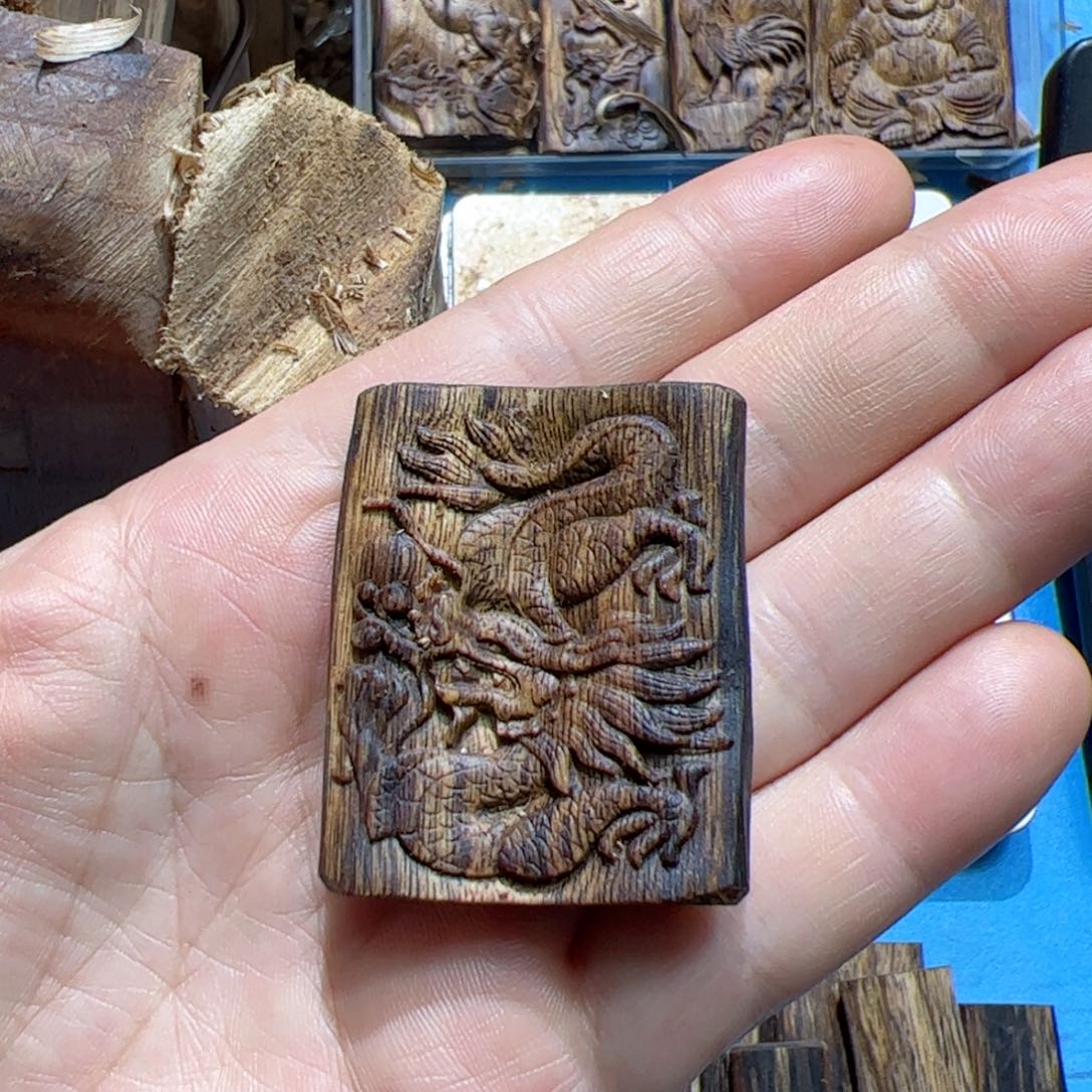 沉香吊坠白棋龙牌8.6克