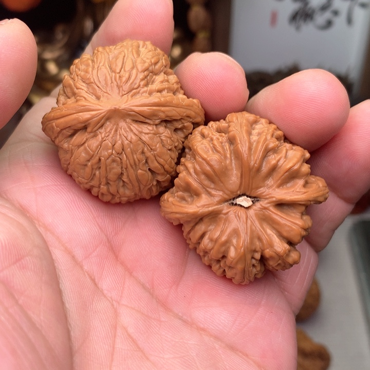 文玩核桃把件红宝石