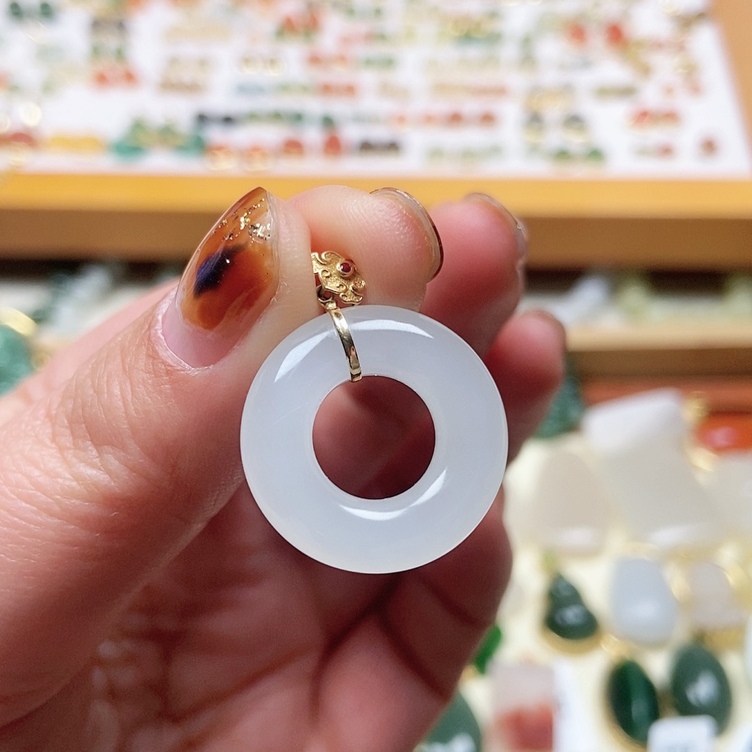 和田玉吊坠18K金镶嵌