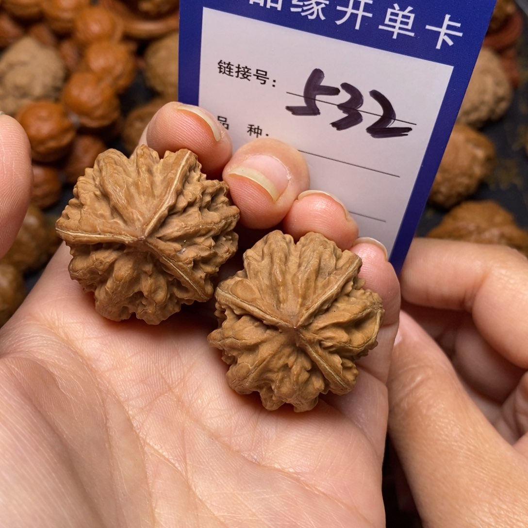 文玩核桃把件三棱32全品。 532